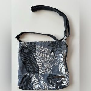 Dakine women’s Jodie cross body bag, side zippered pocket, top zip. Adjustable